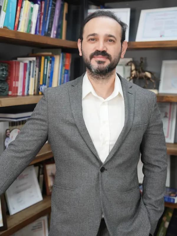 Dr. Akif Mehmetoğlu, founder of AKM Clinic, in his Istanbul office
